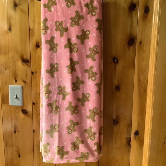 CUPCAKES & CASHMERE Pink Gingerbread Man Fleece Christmas Throw- 60” x 70” - Picture 2 of 6